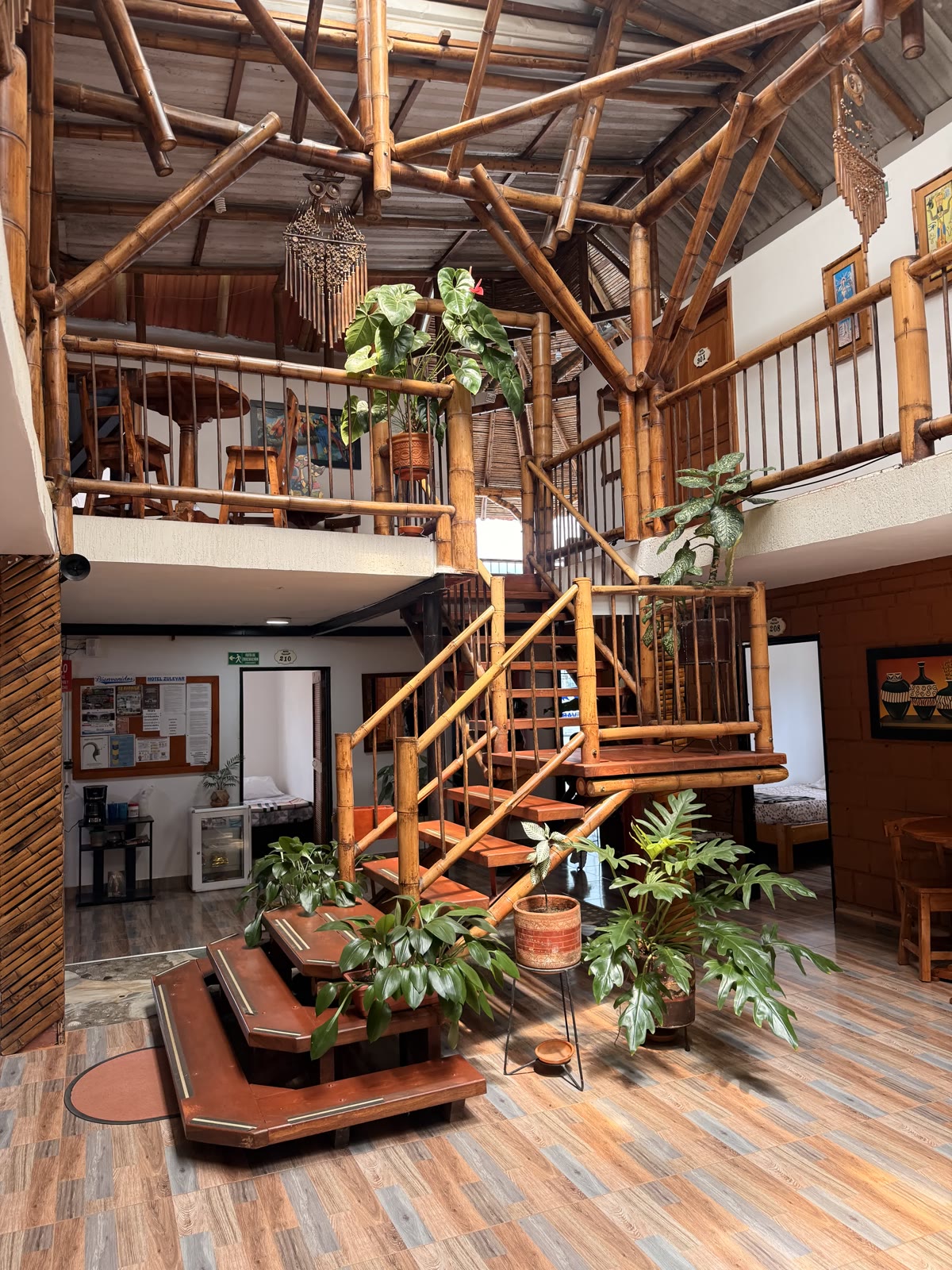 Atrio interior construido en guadua y madera