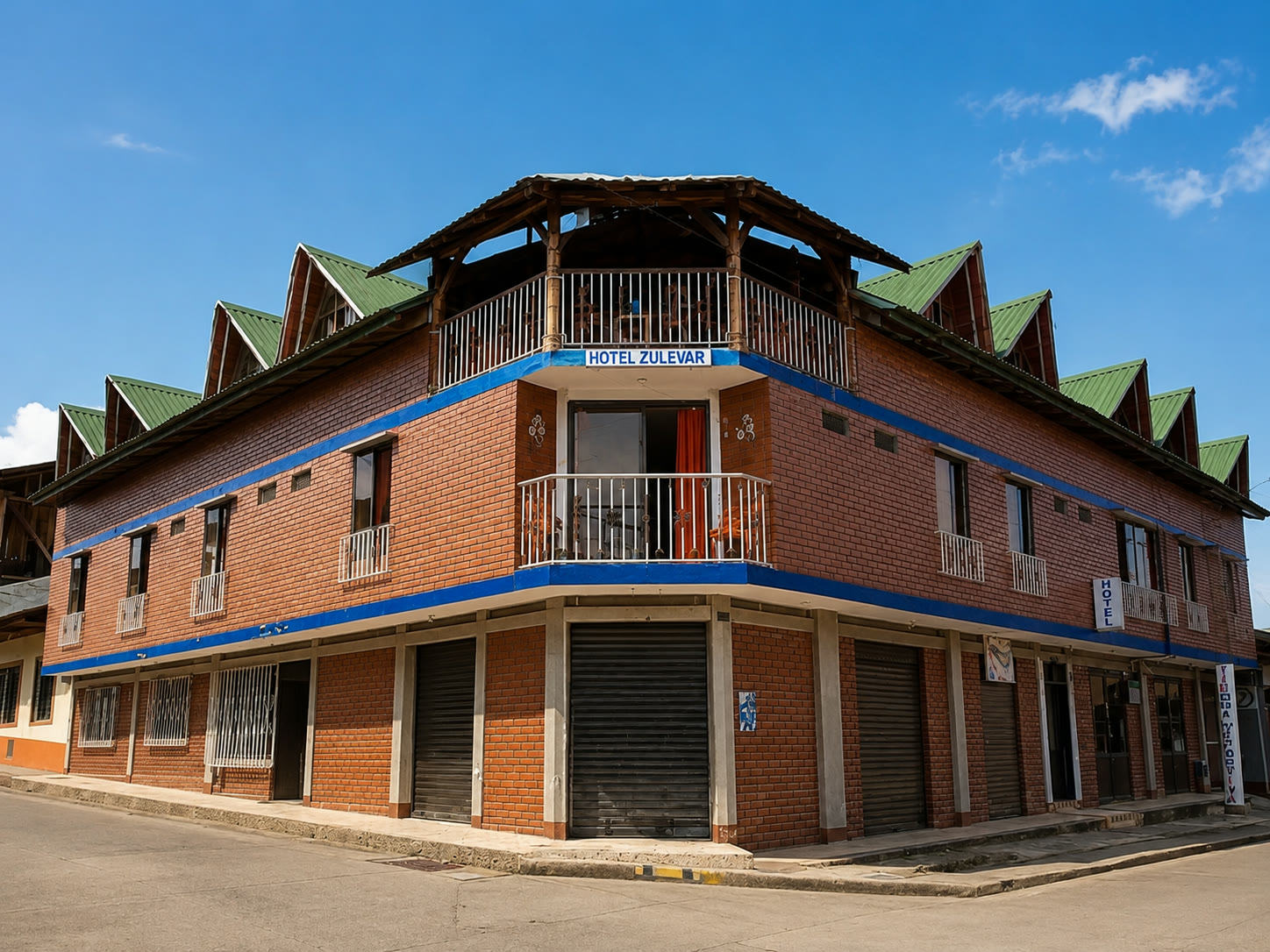 Fachada de Hotel Zulevar en el centro de Calima