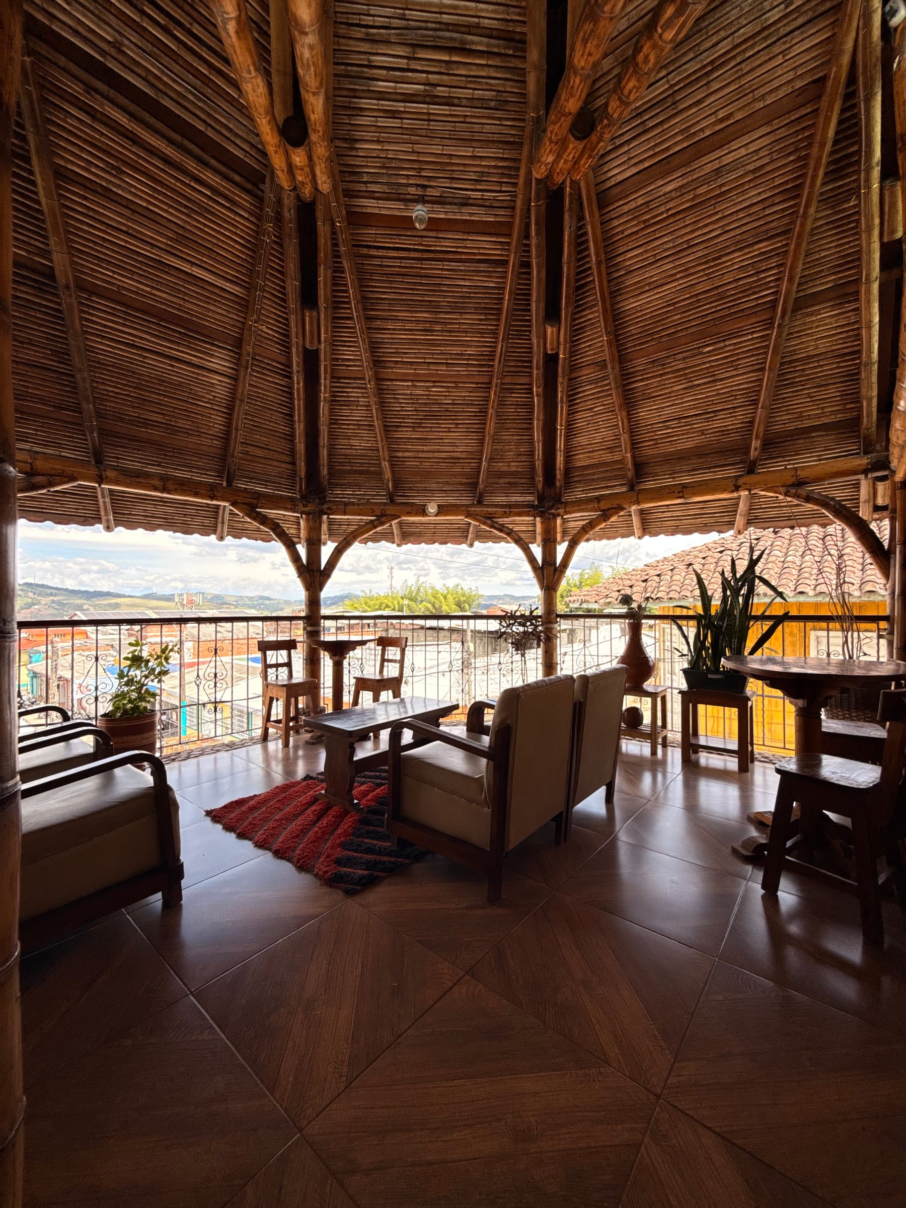 Terraza mirador en guadua con vista panorámica