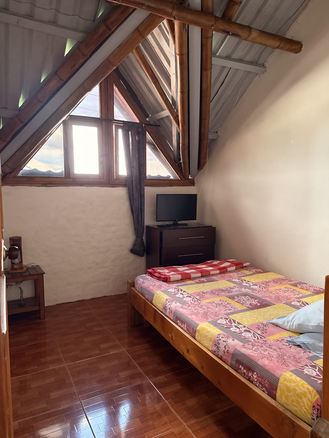 Habitación buhardilla con vigas de guadua a la vista