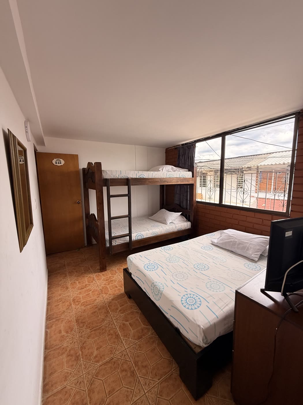 Habitación familiar con cama doble y camarote