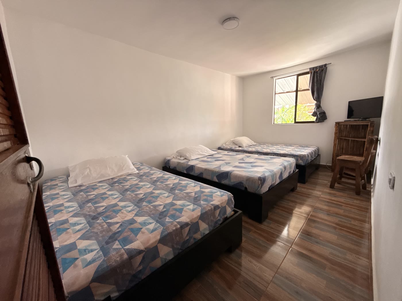 Habitación sencilla con dos camas individuales